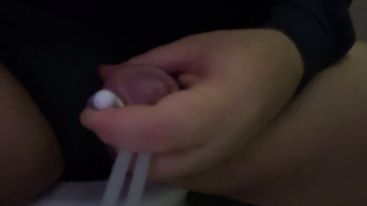 Dag 2: Sidder på et offentligt toilet og strækker min lille, uomskårne penis med en forlænger.
