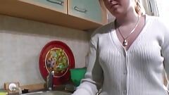 Дикая немецкая телка покрывает свои маленькие сиськи спермой на кухне
