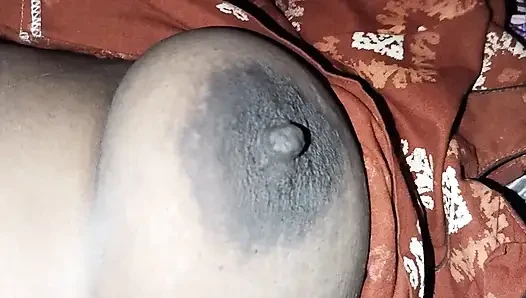 Hintli üvey anne amını ve sütlü göğüslerini gösteriyor