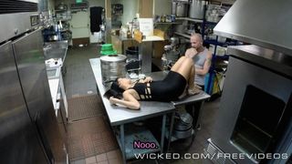 Wicked - Gianna Nicole scopa il suo capo in cucina
