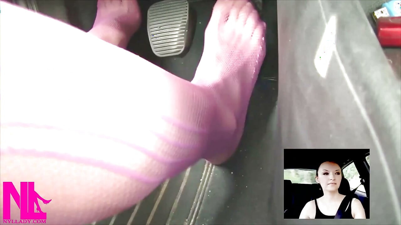 Sensual pedalando em minhas meias rosa