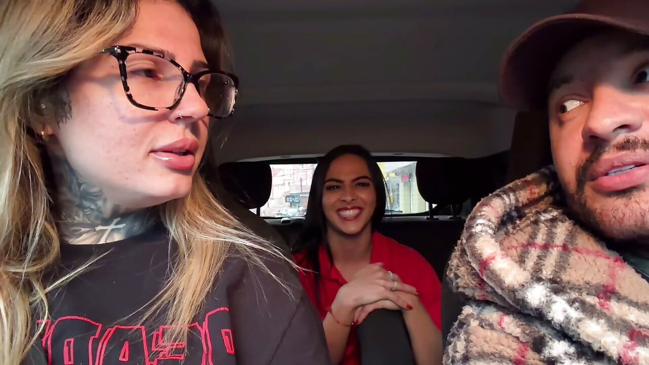 La vendeuse de la station-service brésilienne a accepté d’être actrice porno et a montré sa poitrine dans la voiture en mouvement