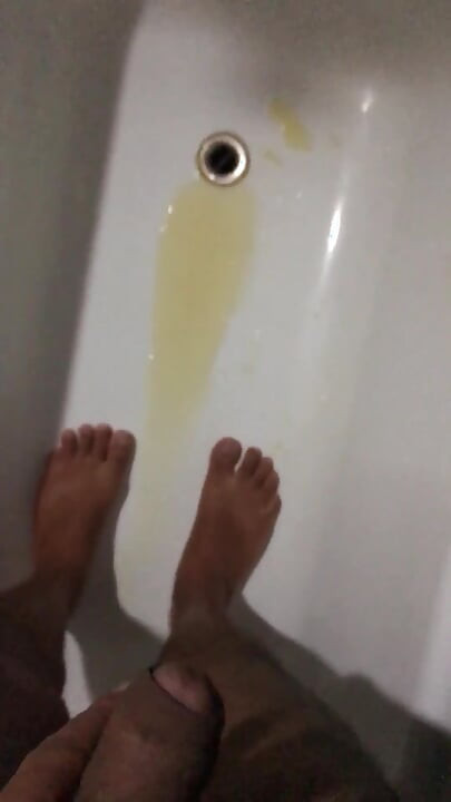 Kencing di bak mandi