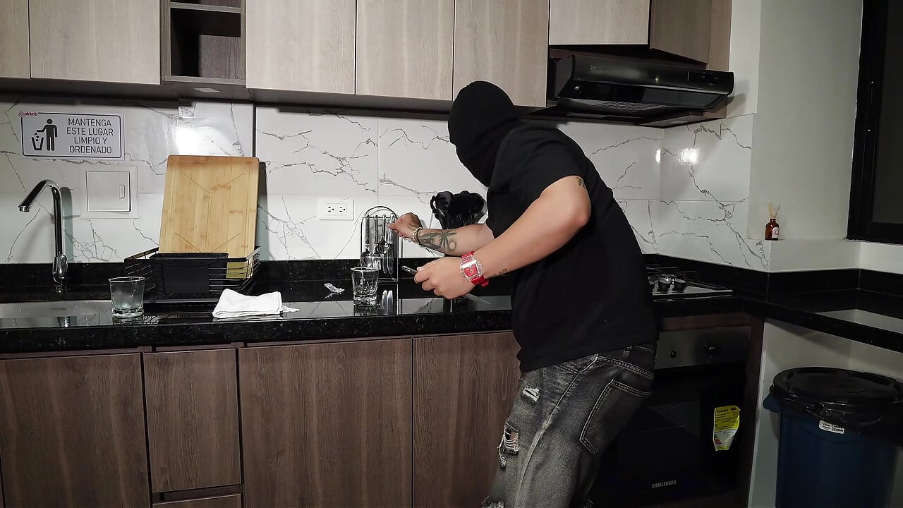 Zloděj Se Vloupá Do Domu Působivé Kolumbijky S Obrovským Zadkem a Dokonalým Tělem a Nakonec Spolu Souloží