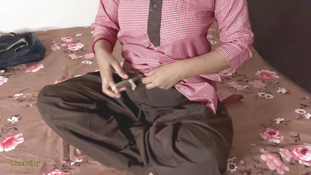 Kusum skool jaane se pahle pariksha ke tips lene parosi sauteli bahan ke paas aati hai.