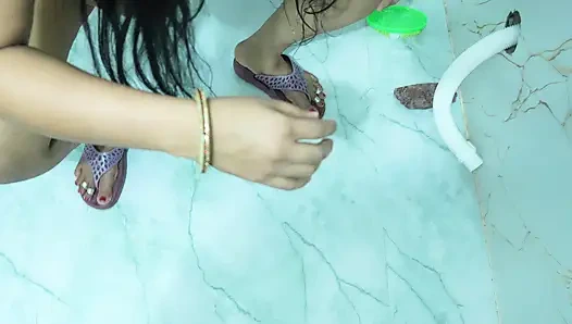 Kocası bugün mutfakta mutfak eşyaları temizlerken karısını terk etti.