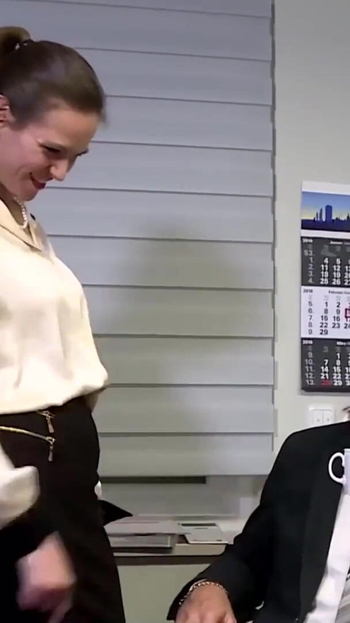 Opa fickt die geile Stute im Office | Clip 1