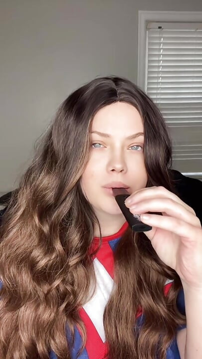 Femdom MILF zamienia zdradzającego chłopaka w Bi Sissy Cumrag Role Play