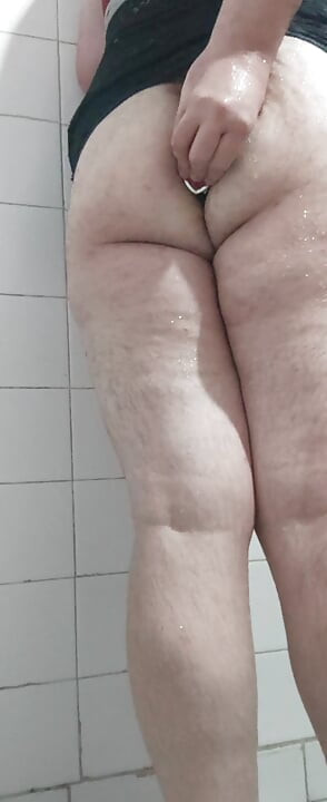 Jugando en el baño vestida de nena con mis juguetitos preferidos siempre juntos