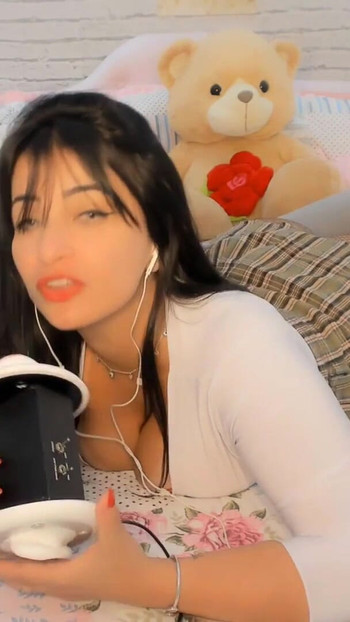 Emocionalni trenutak iz "PornO ASMR INTENZIVNA SEKSI LATINA LIŽE SISE I ZVUCI MOKRE PIČKE"