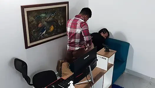 Секретаршу и босс воском в их офисе