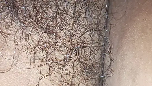 Hintli edepsiz büyük yarakla şımarık sikişiyor ve adam Hintli kızı ıslak amına sokacak eski pikap şemasını istismar ediyor