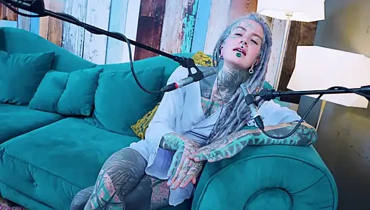 J - Jelousy hakkında konuşuyorum - asmr podcast sfw konuşuyor gotik sıska kız dreadlocks dövmeli model dövmeli kız