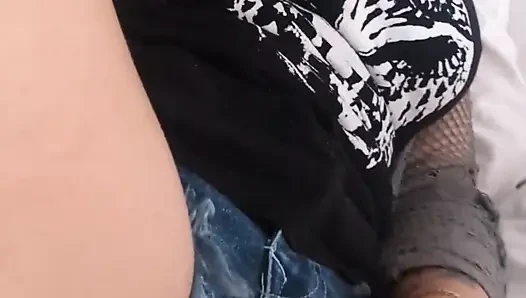 Üniversiteli sürtük amcığı titreşerek orgazm oluyor