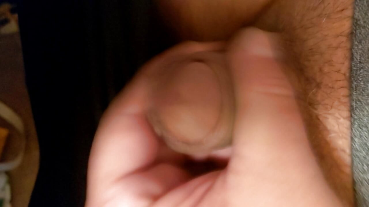 Runkkaus ja sperma taas työpöydällä