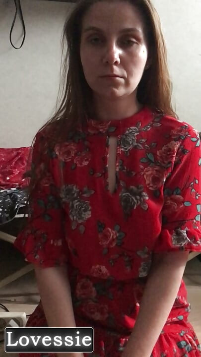 MILF יפה בשמלה אדומה מצצה לחבר שלה על המרפסת ומזמינה אותו אליה - Lovessie