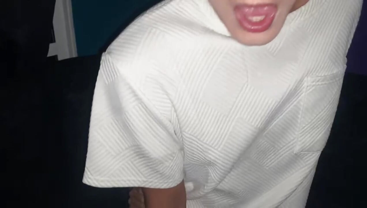 Femboy er alene hjemme og ringer mannen han møtte på Grindr