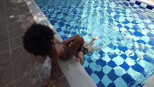 TEIL EINS.... IM POOL... Eines Tages genießt mein Freund die Sonne und Sex, sie füllen unsere Gesichter mit Milch VERPASSEN SIE ES NICHT