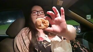 Comendo donuts à beira-mar
