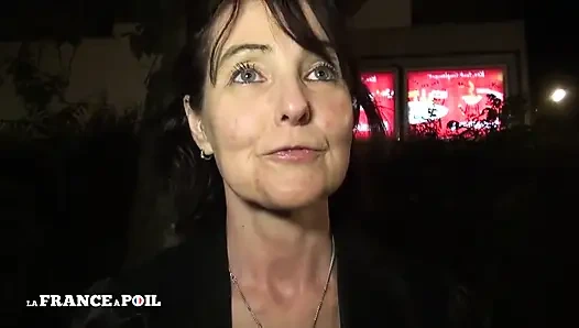 İç çamaşırlı azgın gösterişli genç erkek avcısı sert analiz ediliyor ve gözlüğüne boşalıyor