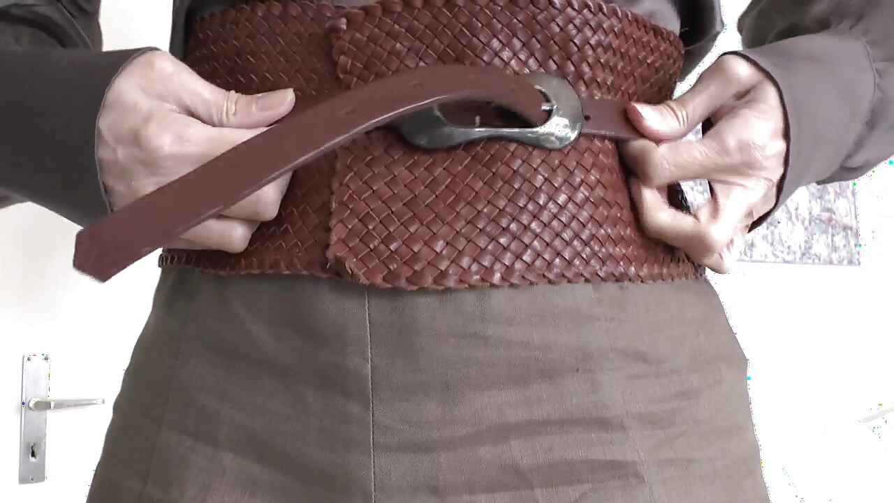 Correa emocionante con una falda de ropa de cama, parte 2, Lady Victoria Valente