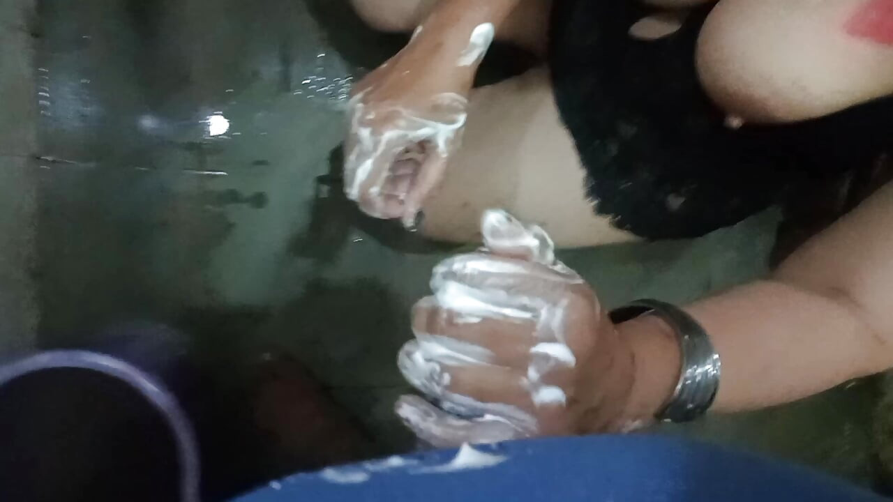 Udata žena jebe stranca u klupskoj kupaonici