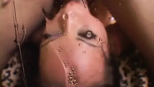 Сексуальные девушки-блондинки сосут член в тройничке... сперма в рот