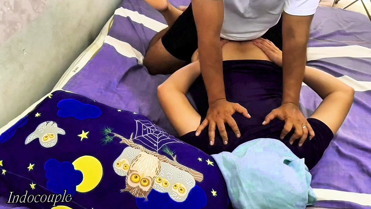 Panti pijat sensual sama gadis seksi dengan rok mini kebaya lagi asik pijat
