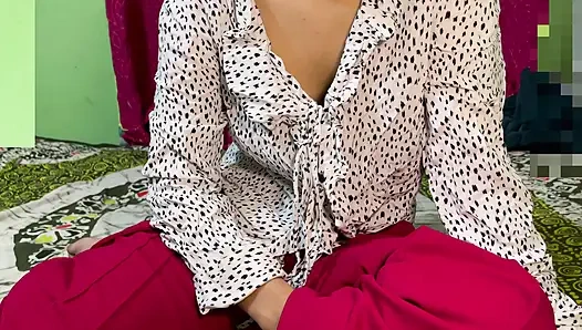 Saudara tiriku yang seksi terlihat sangat panas dan sampai hari ini aku ingin bercinta dengannya