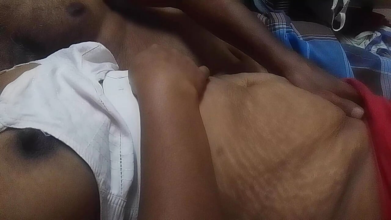 Marido masajea los senos de ama de casa india