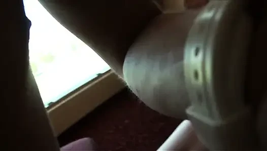 Azgın piliç bacaklarını açıyor ve adamın tatlı amını yalamasına izin veriyor