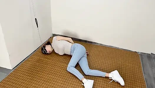 Memenjarakan gadis dengan celana jins ketat