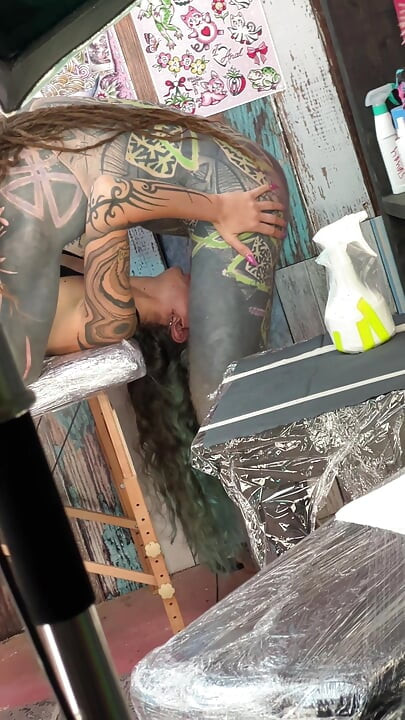 Kulissien takana Tattoo Studio - Lyhyt riskialtis leike