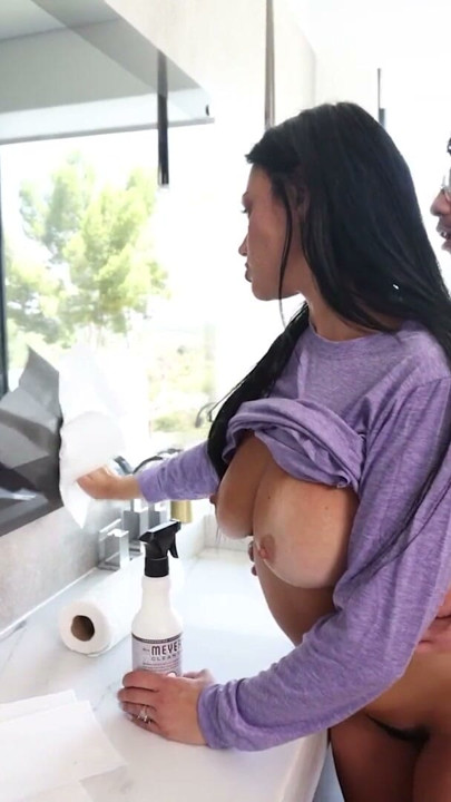 Serbest kullanım orta yaşlı seksi kadın - latin adam büyük memeli üvey annesini arkadan sikiyor ve orta yaşlı seksi kadın müdür mastürbasyon yapıyor | Klip 1