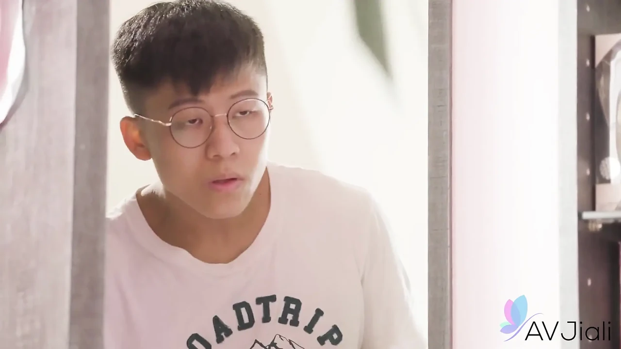 Horny Nerd with Magic Game Controler Fucks Hot Stepsis Li Zhiyan