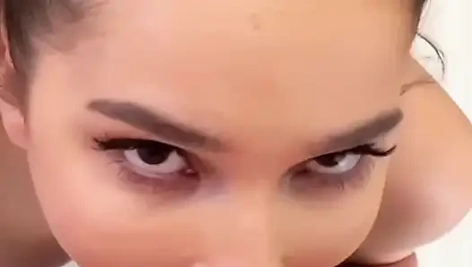 Tatlı için büyük yarak - büyük memeli esmer bakış açısıyla spor salonundan sonra sulu sakso ve meme sikişi için durdu