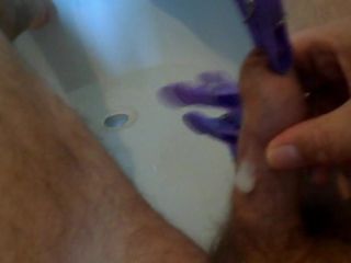 Une bite attachée se branle en se branlant dans le bain