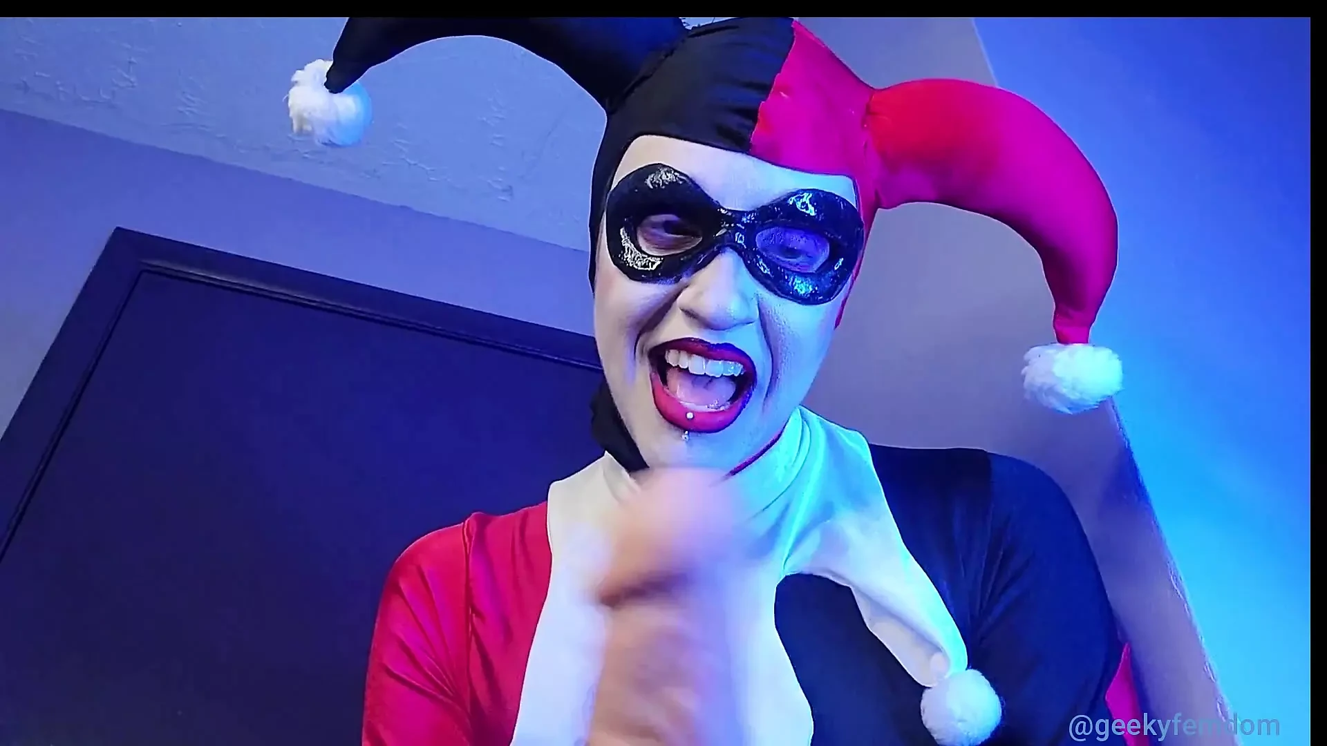 Η Harley Quinn σε κυριαρχεί