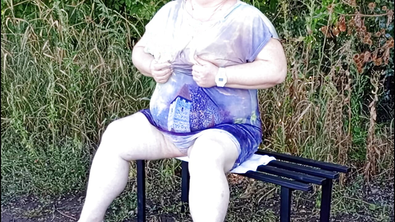 Matrigna nel parco si spoglia e si masturba su una panchina