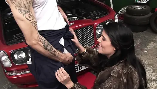 Azgın sürtükler, olgun sarışın ve büyük memeli esmer orta yaşlı seksi kadınla üçlü seks
