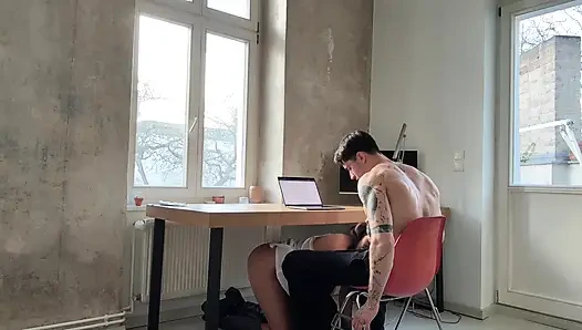 Я отвлекла своего мужчину от работы и была жестко трахнута