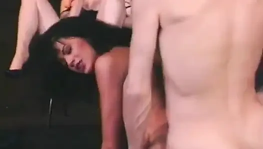 Memek seksi pelacur dientot habis-habisan di pesta seks