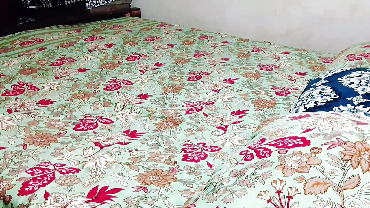 Barsaat ke mausam mein chute lagwane ka Apne maja hai barsat ke mausam mein gand Marne ka apna Maja