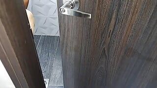 Je filme ma belle-mère pendant qu’elle se masturbe dans la salle de bain. Partie 2. Elle me suce la bite. Pov