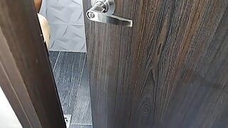 Grabo a mi madrastra mientras se masturba en el baño. Parte 2. Ella me chupa la polla. Pov