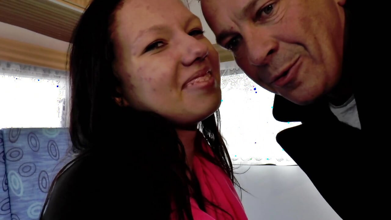 Güzel büyük götlü piliç tamamen parçalanıyor