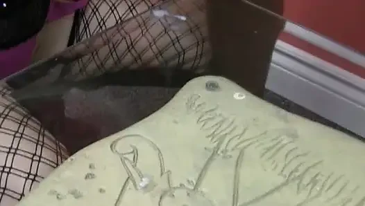 Mischa lagi asik muasin memeknya yang berantakan