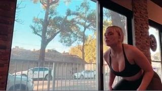 Natalie Alyn Lind тренируется в спортзале 02