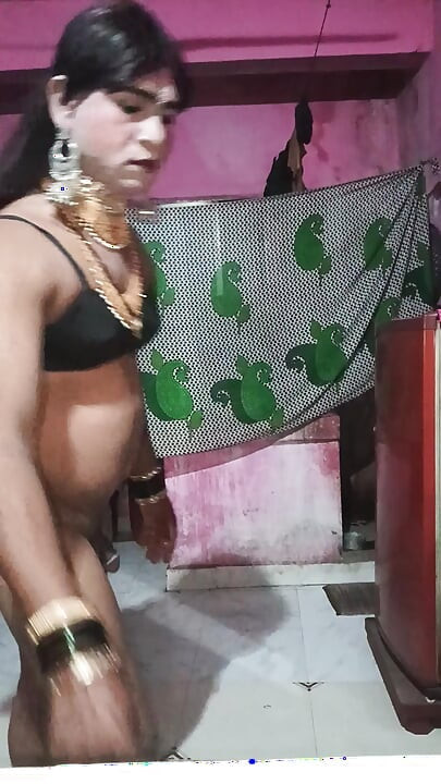 Madhuri bhabhi apni gand me do egg dalikali sari pehenkar