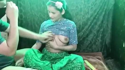 Ketika kakak ipar datang dengan kartu pernikahannya, kakak ipar menangkapnya di hotel, menidurinya dan membuatnya hamil.